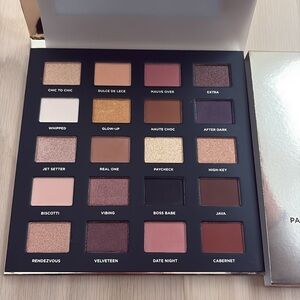 Iconic London blooming & gleaming eyeshadow palette